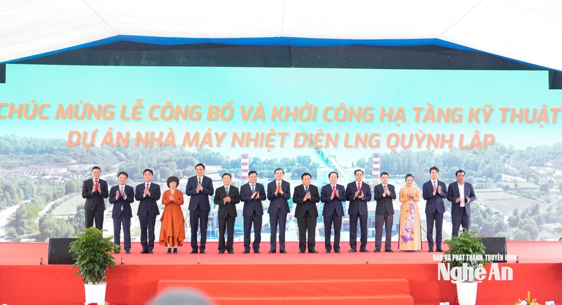 Các đồng chí lãnh đạo Đảng, Nhà nước, bộ, ngành Trung ương, tỉnh Nghệ An, nhà đầu tư chụp ảnh lưu niệm tại lễ công bố và khởi công hạ tầng kỹ thuật dự án Nhà máy nhiệt điện LNG Quỳnh Lập. Ảnh: Phạm Bằng