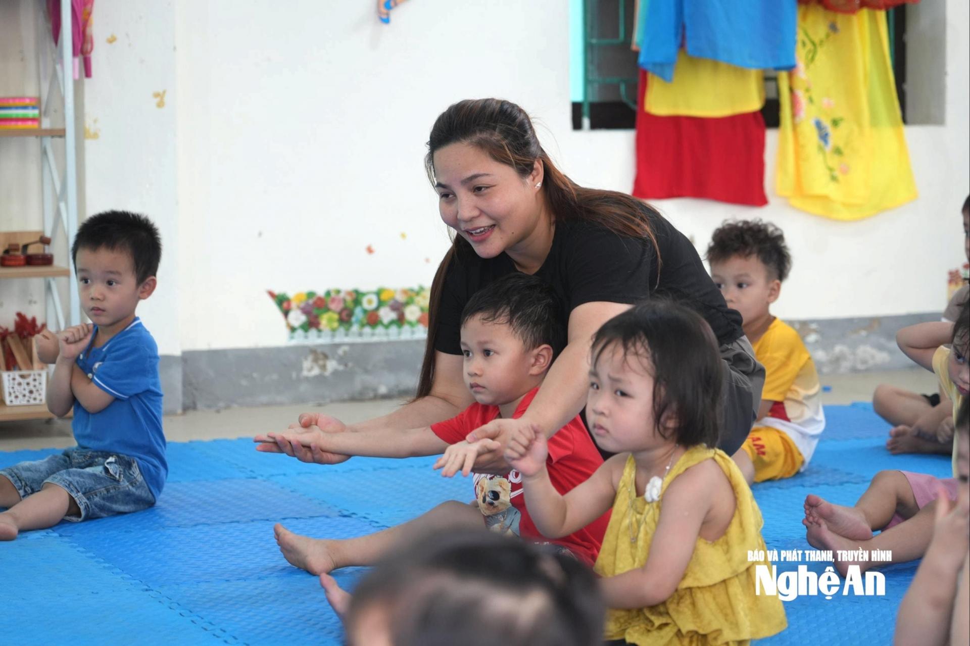 Giáo viên và học sinh Trường mầm non Nghi Trường. Ảnh: Mỹ Hà