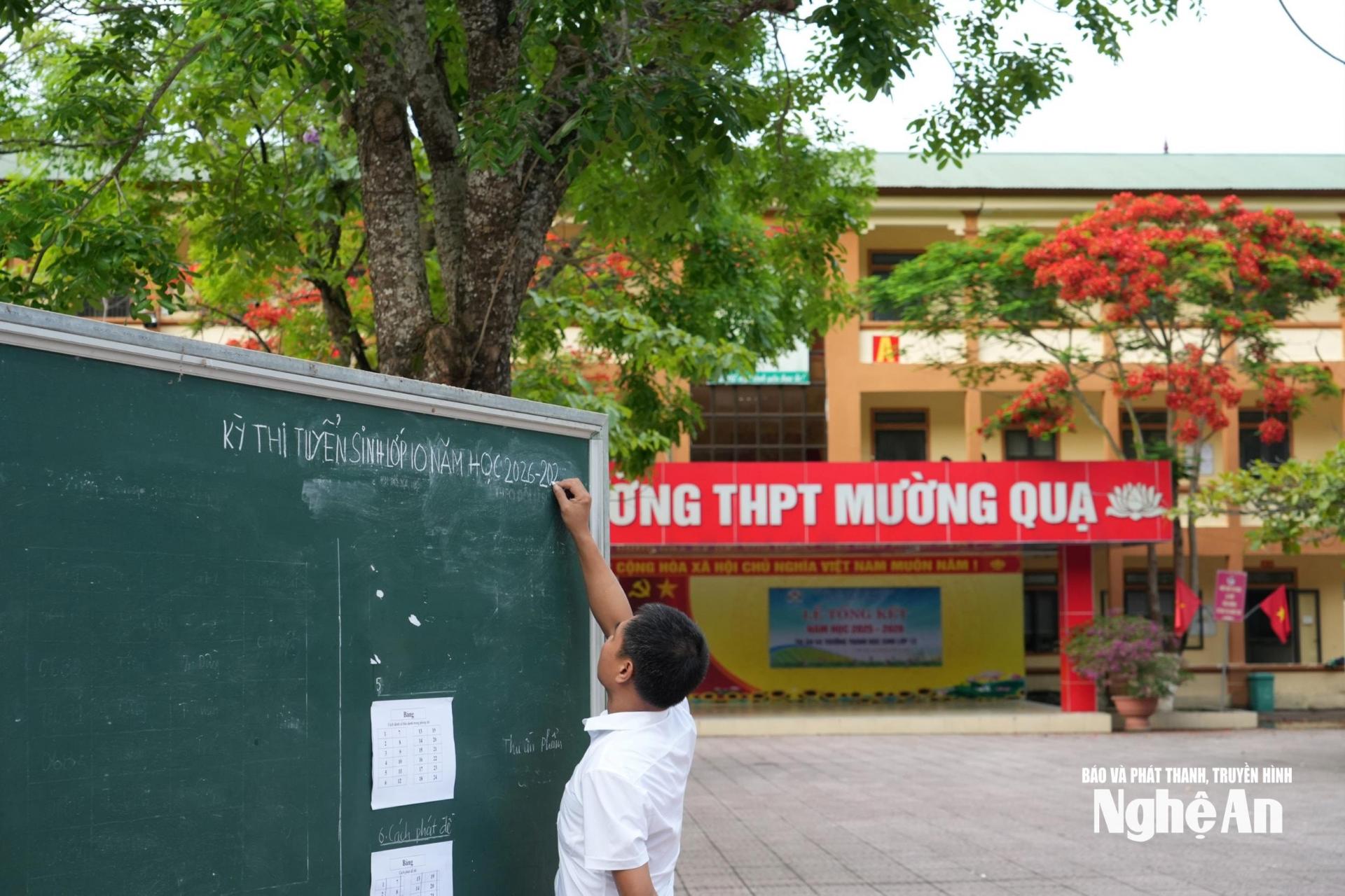 Mùa thi năm nay, Trường THPT Mường Quạ có 201 thí sinh đăng ký dự thi và là một trong những đơn vị có số lượng thí sinh ít nhất trong 69 hội đồng thi của tỉnh. Những ngày này, dù kỳ thi đã gần kề nhưng nhà trường vẫn đang thực hiện song song 2 nhiệm vụ, vừa ôn thi cho học sinh lớp 12, vừa chuẩn bị các điều kiện cho kỳ thi lớp 10, năm học 2026 - 2027. Ảnh: Mỹ Hà