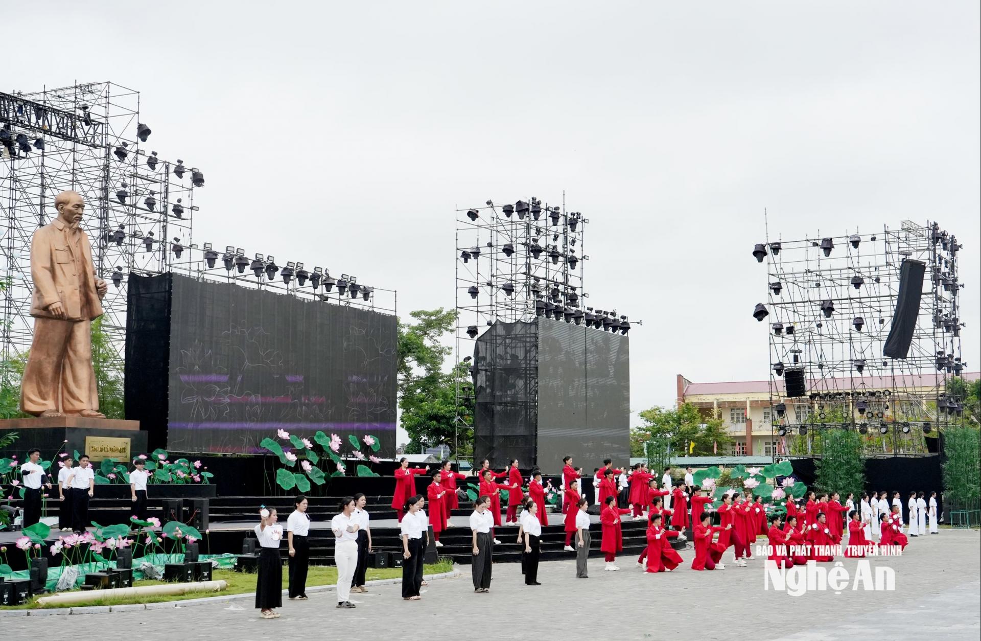 Chương trình nghệ thuật gồm 3 chương: “Sen nở đất quê”, “Dấu chân thời đại” và “Hương sắc trường tồn” với nhiều ca khúc nổi tiếng. Ảnh: Mỹ Hà