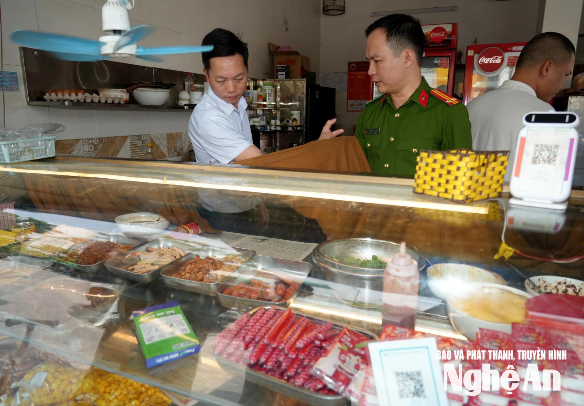 Đoàn liên ngành đã kiểm tra đột xuất Tiệm bánh mì Lập Vinh và phát hiện nhiều vi phạm. Ảnh: Thành Chung