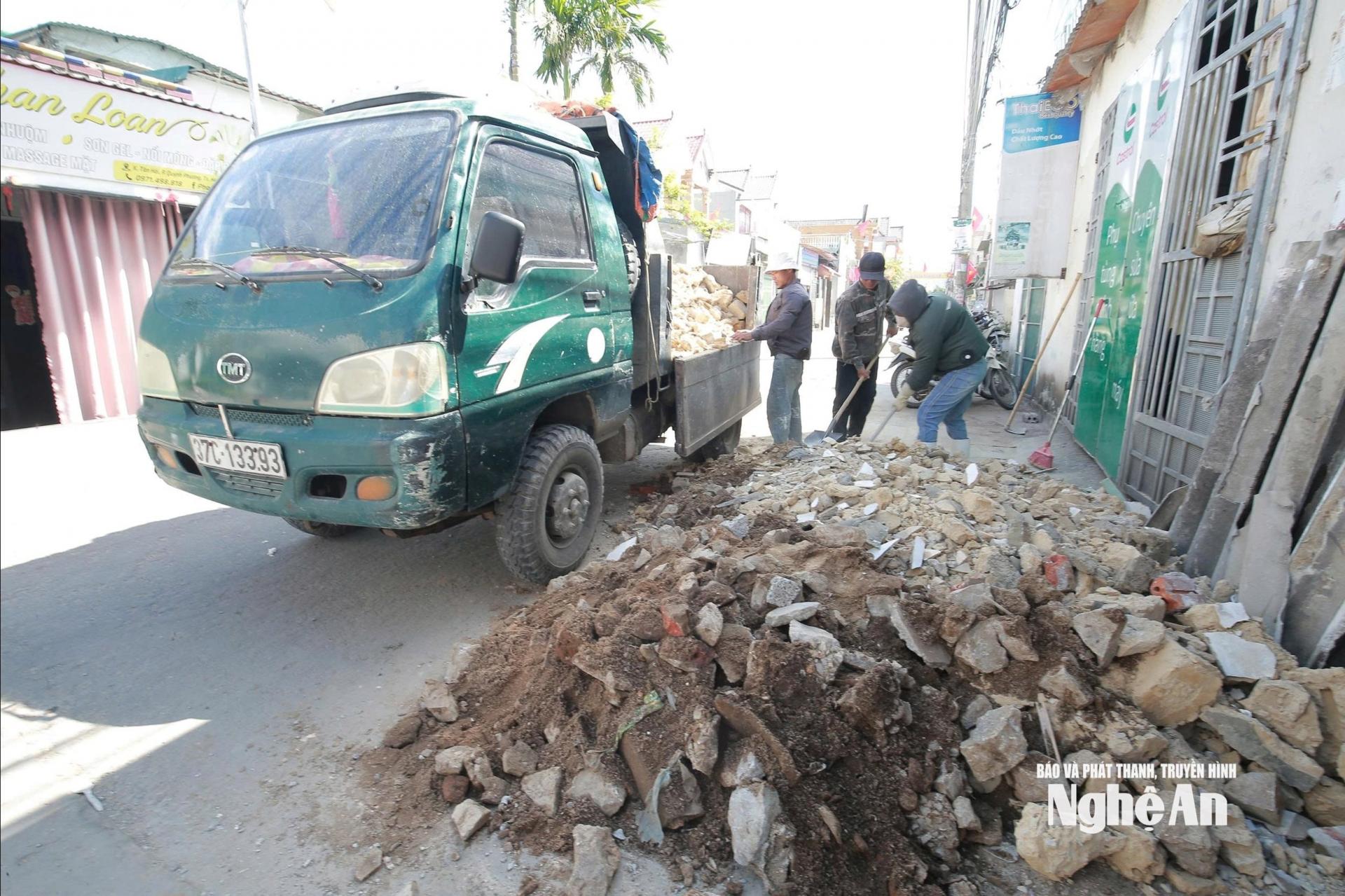 Lao động trang bị áo điều hòa, mũ tản nhiệt để giảm sức nóng. Ảnh: T.P