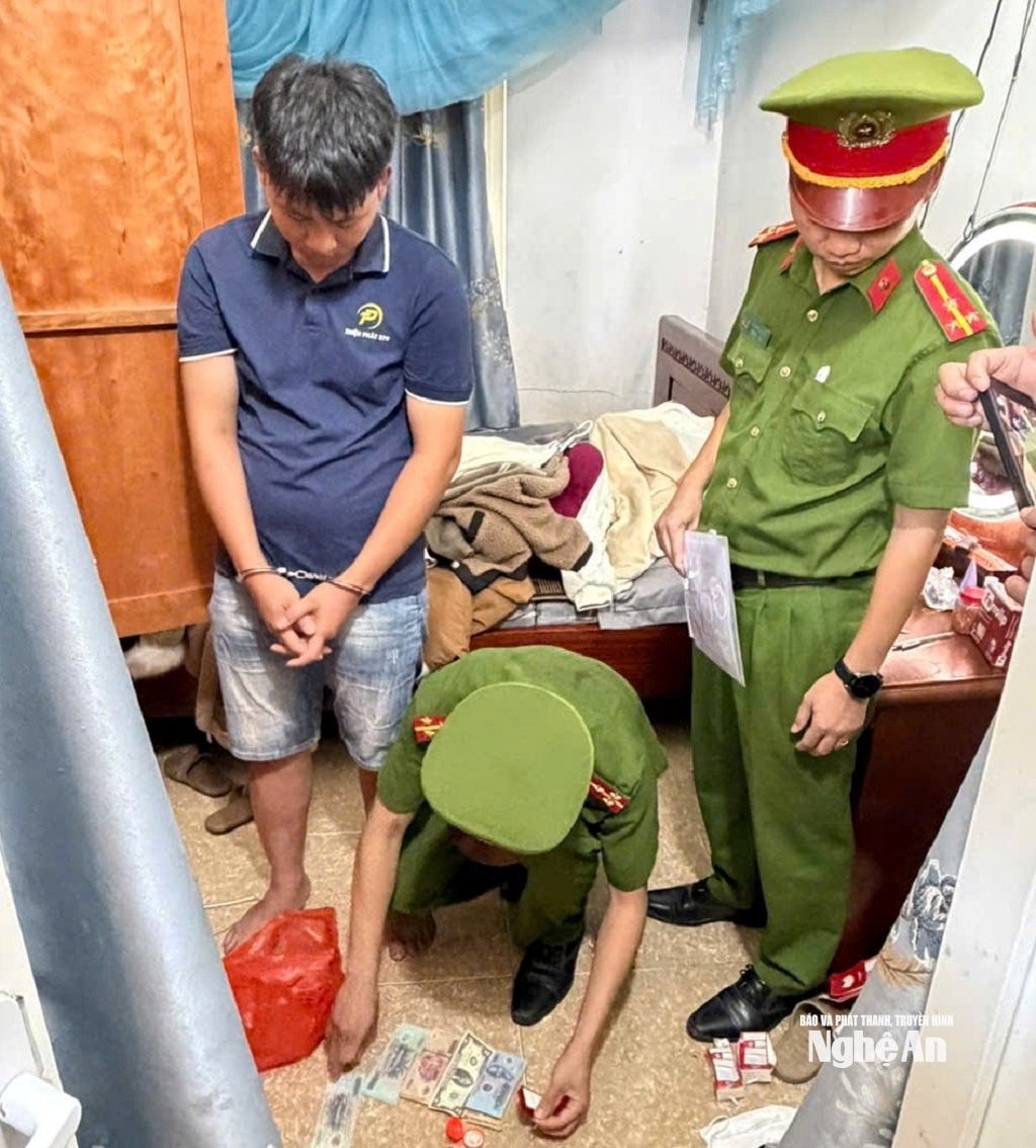 Công an bắt giữ đối tượng và tang vật tại nhà riêng.