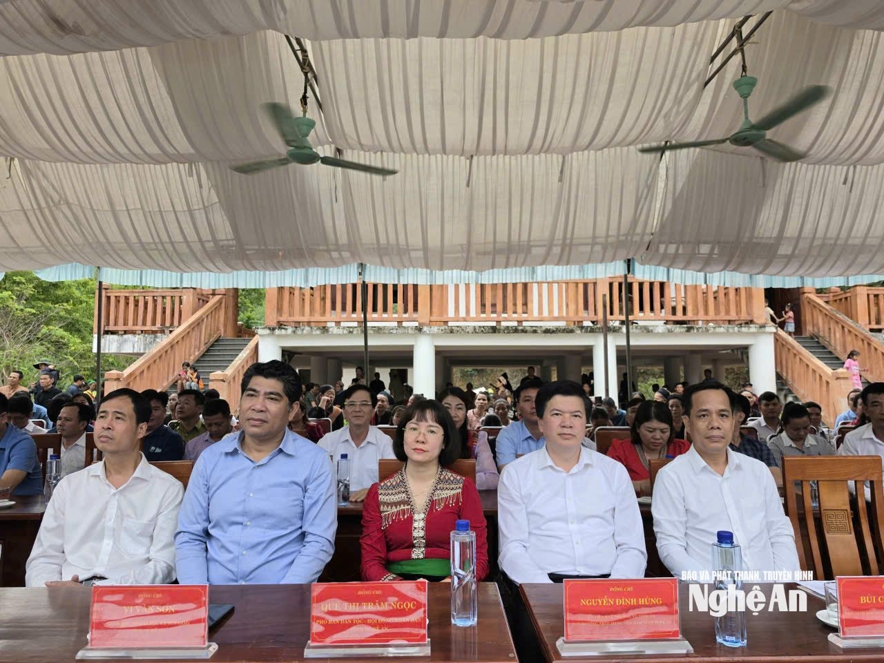 Các đại biểu tham dự buổi lễ. Ảnh: Đình Tỷ