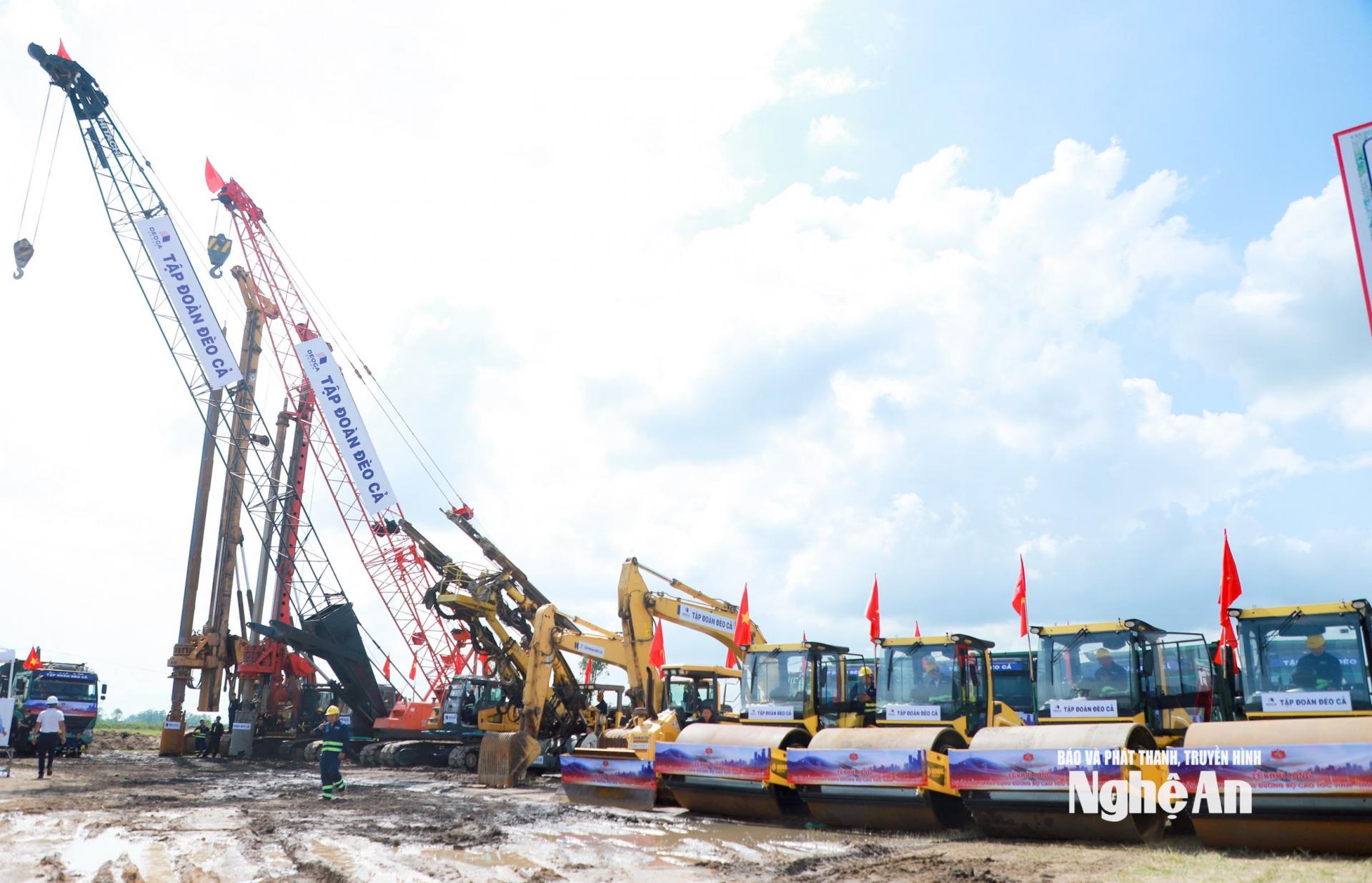 Máy móc của nhà thầu tại Lễ khởi công Dự án đầu tư xây dựng đường bộ cao tốc Vinh - Thanh Thủy. Ảnh: Thành Duy