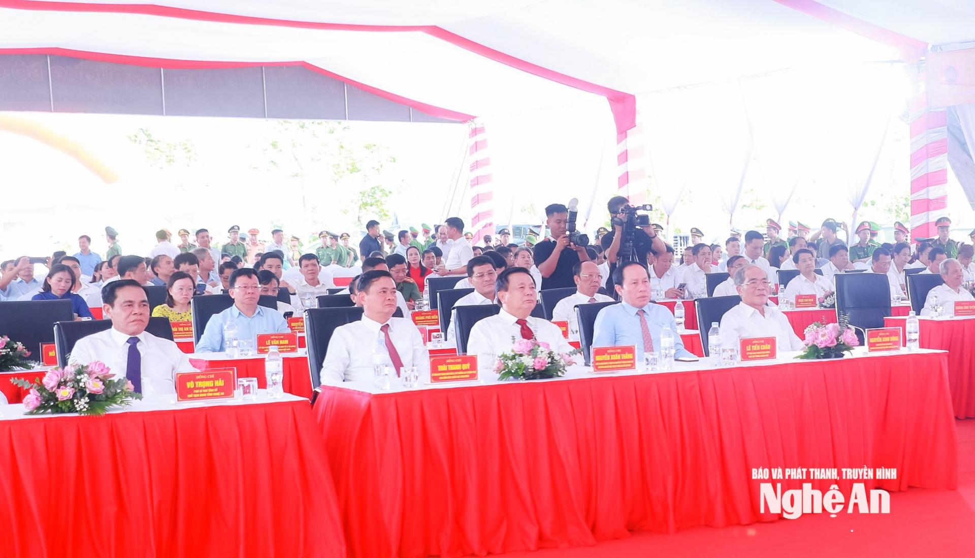 Các đồng chí lãnh đạo, nguyên lãnh đạo Đảng, Nhà nước và tỉnh Nghệ An dự Lễ khởi công Dự án đầu tư xây dựng đường bộ cao tốc Vinh - Thanh Thủy. Ảnh: Thành Duy