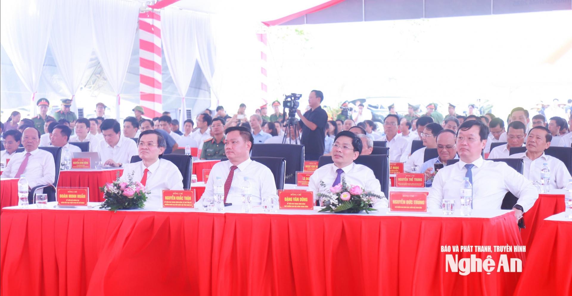 Các đồng chí lãnh đạo Đảng, Nhà nước, ban Đảng Trung ương và tỉnh Nghệ An dự Lễ khởi công Dự án đầu tư xây dựng đường bộ cao tốc Vinh - Thanh Thủy. Ảnh: Thành Duy