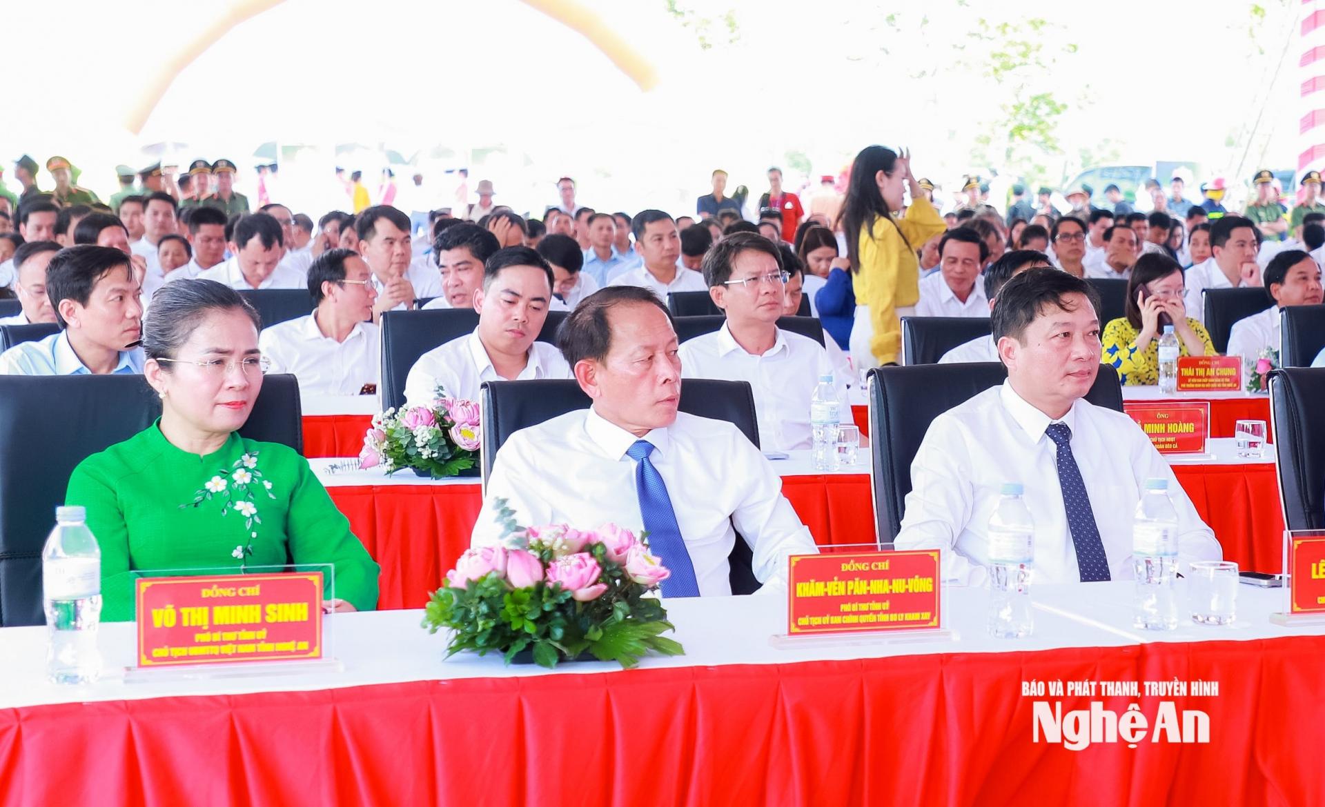 Các đồng chí lãnh đạo tỉnh Nghệ An, Quảng Trị và tỉnh Bo Ly Khăm Xay dự Lễ khởi công Dự án đầu tư xây dựng đường bộ cao tốc Vinh - Thanh Thủy. Ảnh: Thành Duy