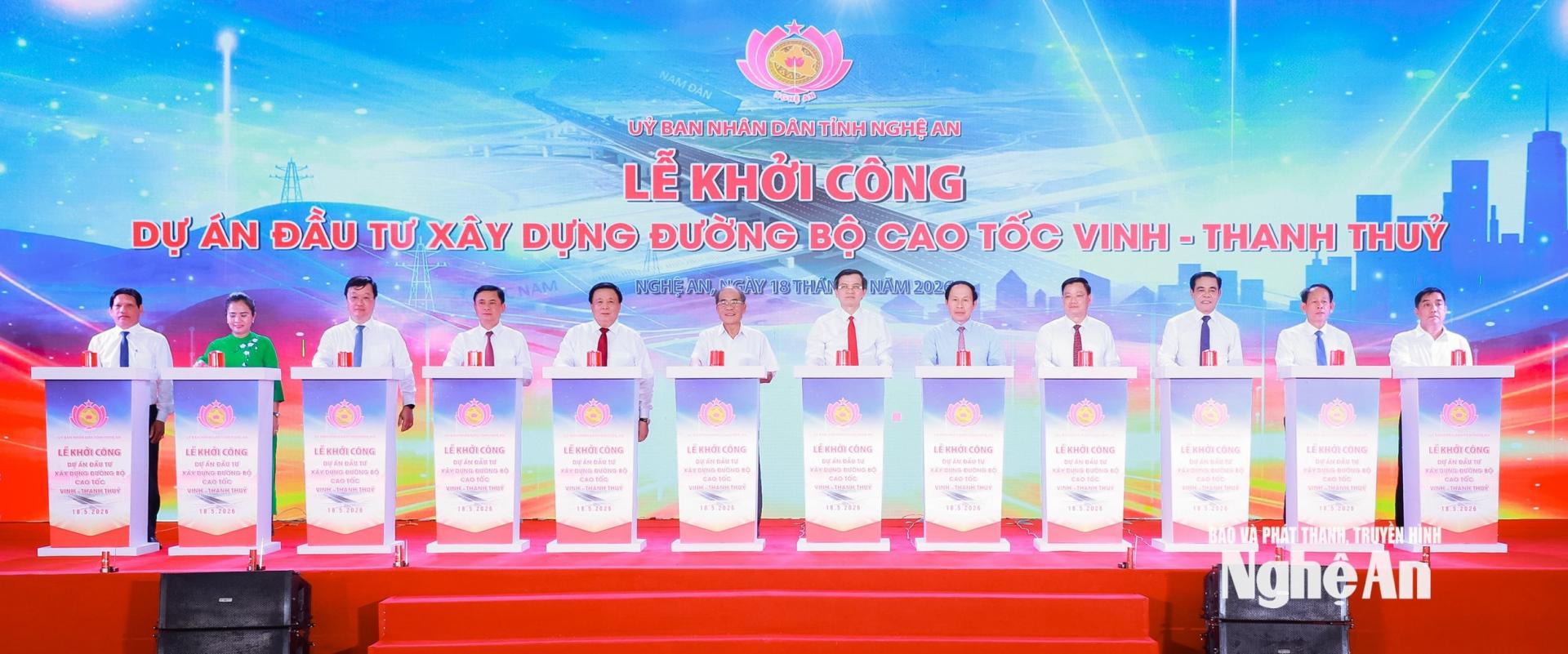 Các đồng chí lãnh đạo, nguyên lãnh đạo Đảng, Nhà nước và tỉnh Nghệ An thực hiện nghi thức khởi công Dự án đầu tư xây dựng đường bộ cao tốc Vinh - Thanh Thủy. Ảnh: Thành Duy