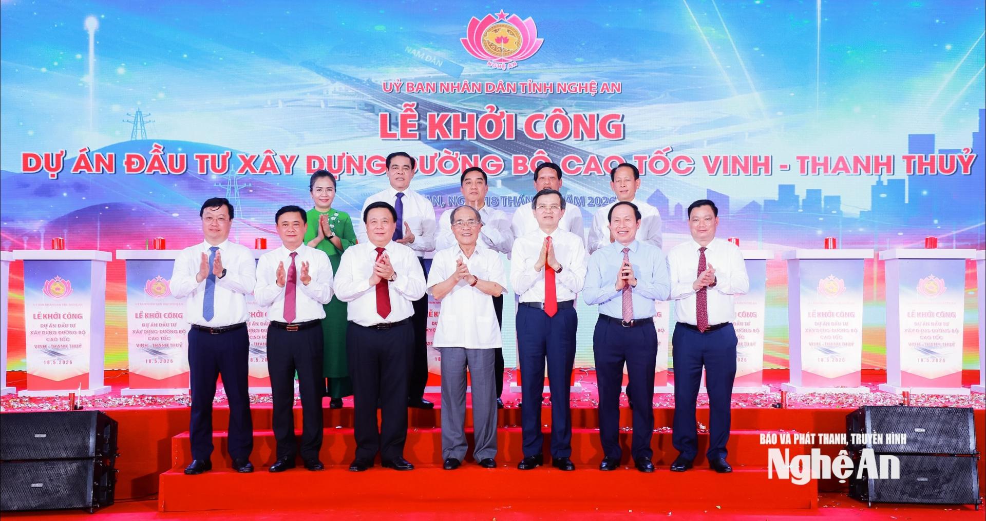 Các đồng chí lãnh đạo, nguyên lãnh đạo Đảng, Nhà nước và tỉnh Nghệ An chúc mừng Dự án đầu tư xây dựng đường bộ cao tốc Vinh - Thanh Thủy khởi công. Ảnh: Thành Duy