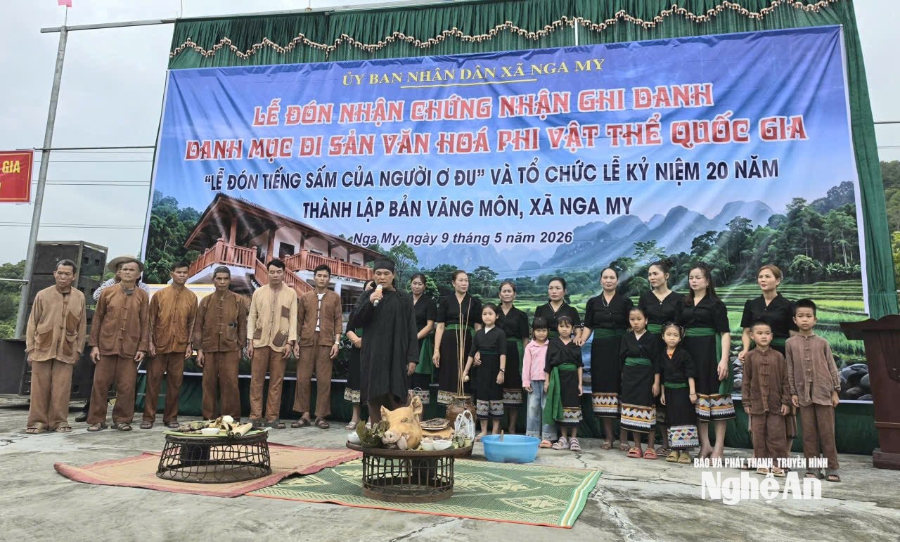Tái hiện lại “Lễ đón tiếng sấm của người Ơ Đu”. Ảnh: Đình Tỷ