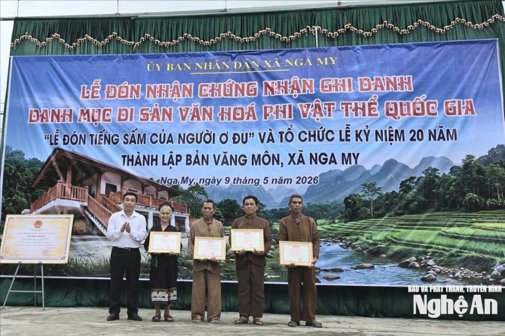 Chủ tịch UBND xã Nga My trao Giấy khen cho các tập thể và cá nhân có thành tích trong công tác gìn giữ giá trị văn hóa của người Ơ Đu. Ảnh: Đình Tỷ