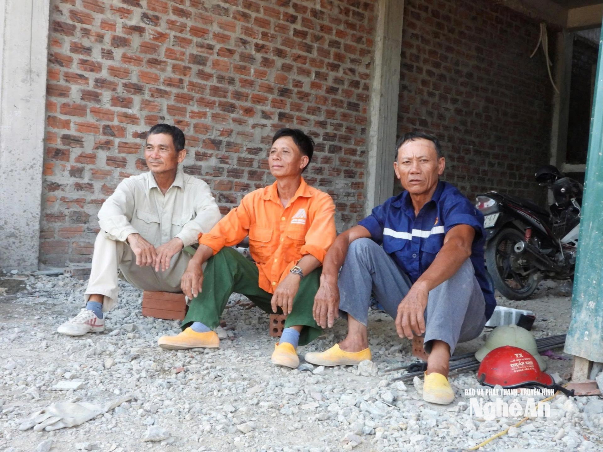 Thay vì làm việc liên tục, để giữ sức, các lao động bố trí nghỉ xen kẽ. Ảnh: T.P