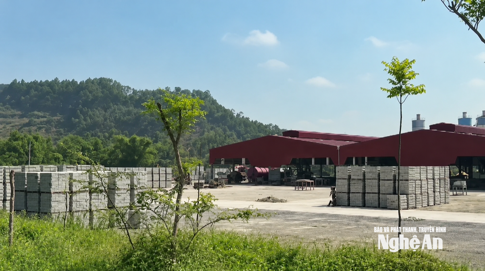 Tình trạng bụi, tiếng ồn và khí thải phát sinh từ hoạt động của Nhà máy gạch không nung Ecocen Thuận Tiến ảnh hưởng đến đời sống người dân khu vực xóm Đại Huệ. Ảnh: PL