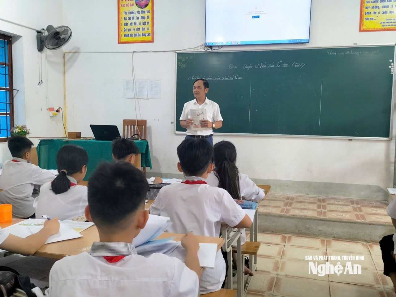 Sau 20 năm công tác và làm giáo viên hợp đồng, thầy giáo Cao Xuân Tiến (nguyên giáo viên tại Trường THCS Phúc Sơn) đã được tuyển dụng chính thức vào làm việc tại Trường PT DTNT THCS Con Cuông và nhận mức lương trên 15 triệu đồng/1 tháng. Ảnh: Mỹ Hà