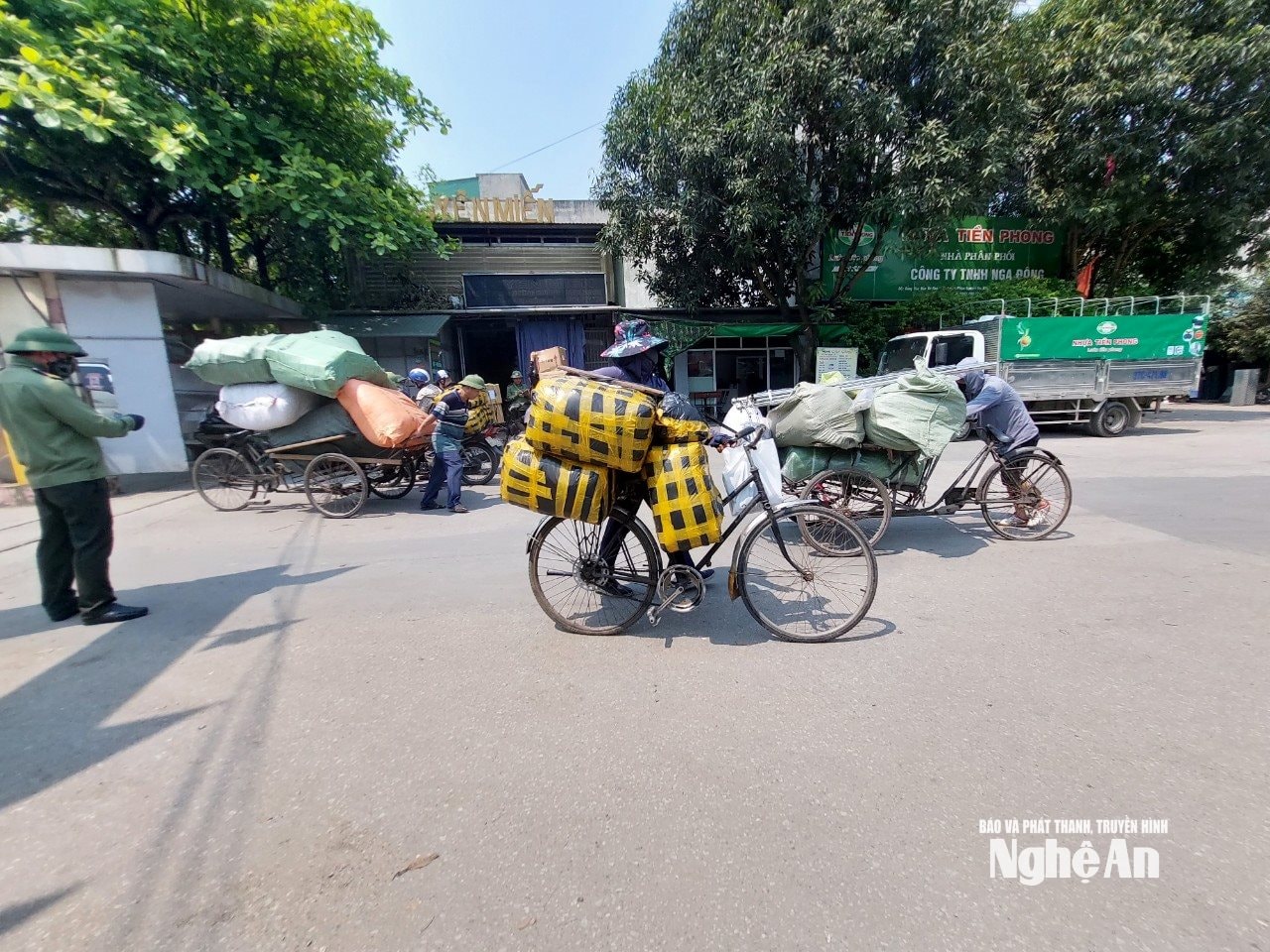 Những người bốc vác, chở hàng ở Bến xe chợ Vinh oằn mình dưới nắng nóng gay gắt. Ảnh: T.P