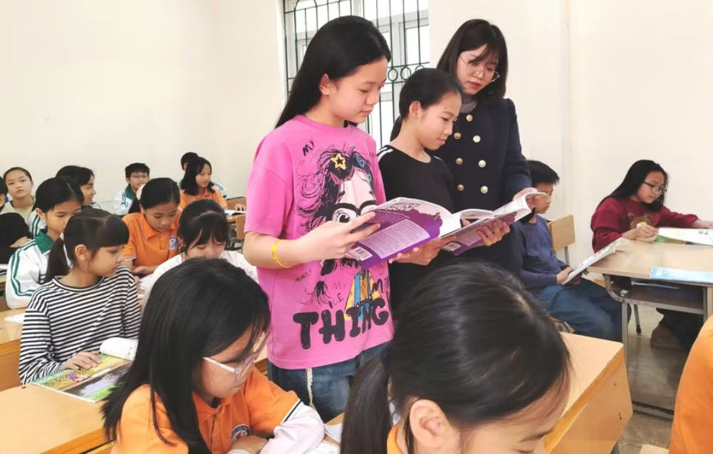 Cô Phạm Thị Thanh Hà hướng dẫn học trò trong giờ học. Ảnh: NVCC