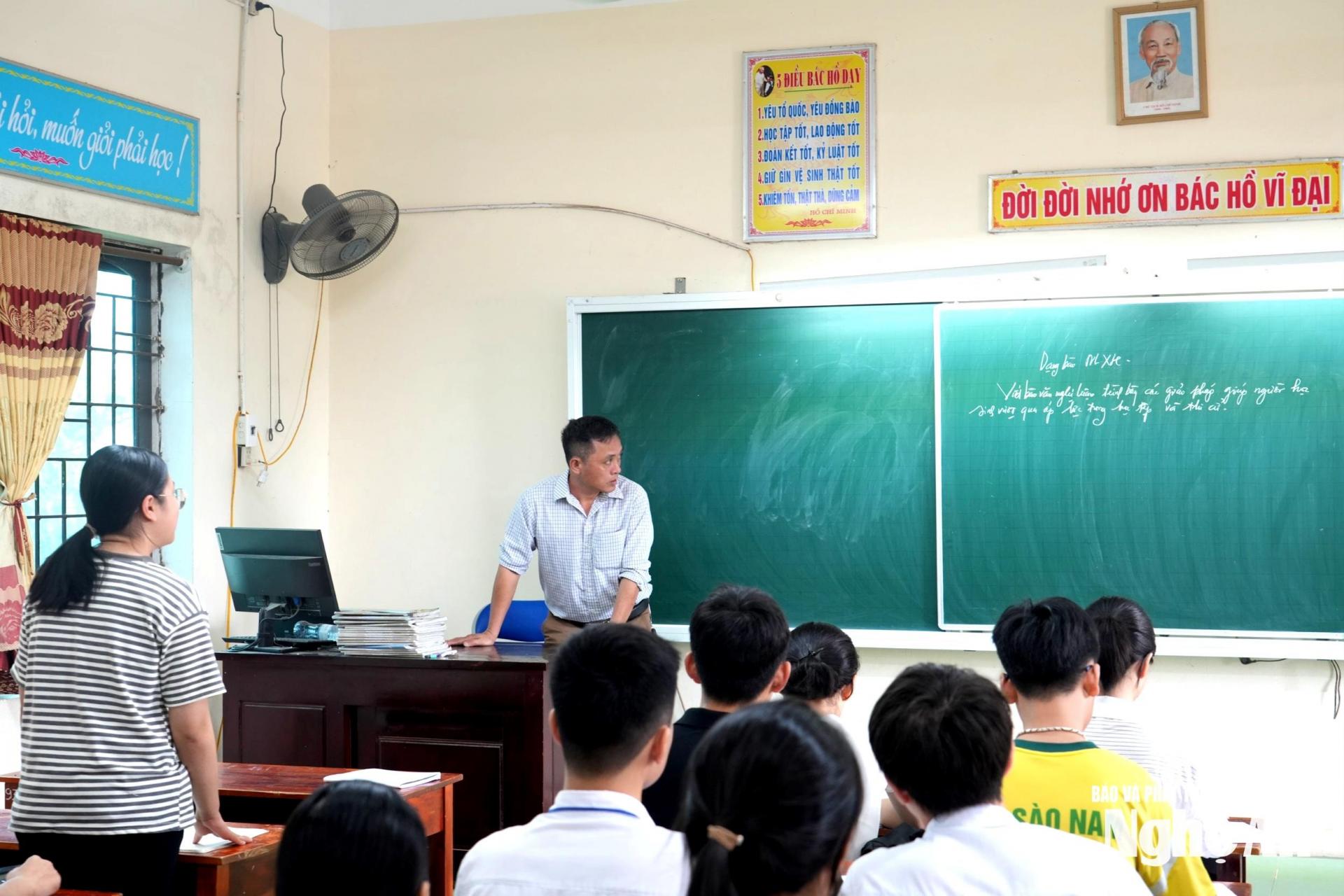 Tiết ôn thi môn Ngữ văn của thầy và trò Trường THCS Đặng Chánh Kỷ. Ảnh: Mỹ Hà