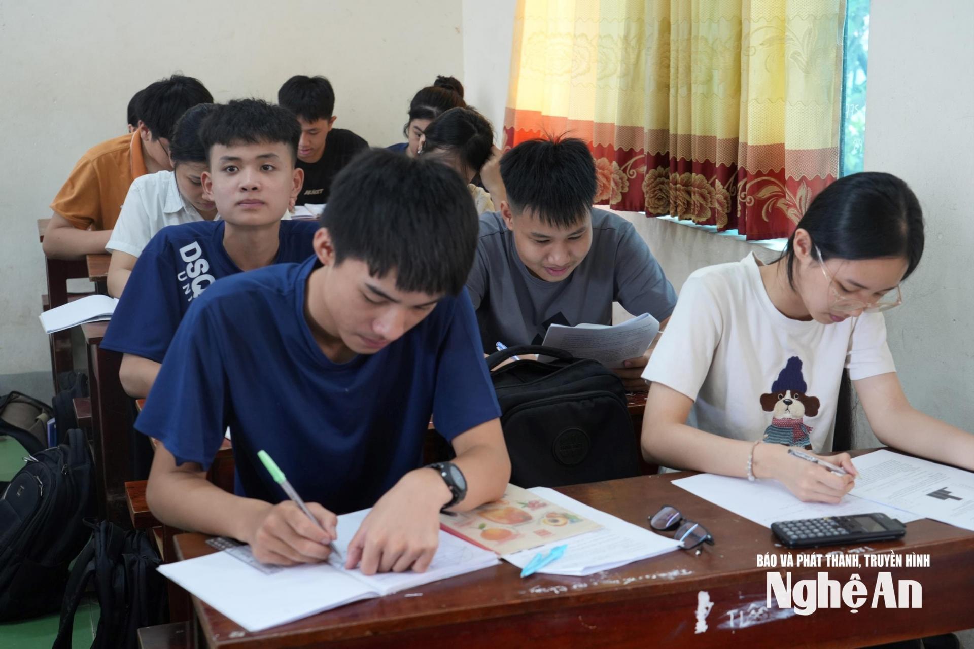 Học sinh Trường THCS Đặng Chánh Kỷ ôn thi vào lớp 10. Ảnh: Mỹ Hà