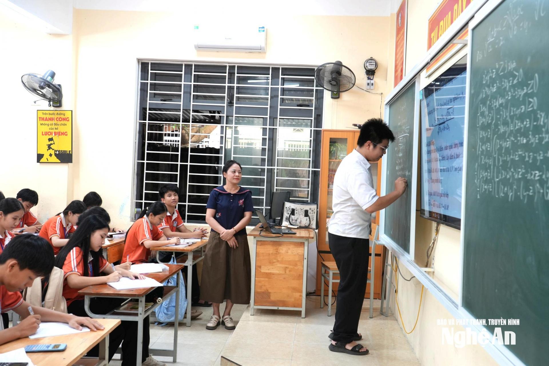 Tiết học Toán của học sinh lớp 9A, Trường THCS Hà Huy Tập. Ảnh: Mỹ Hà