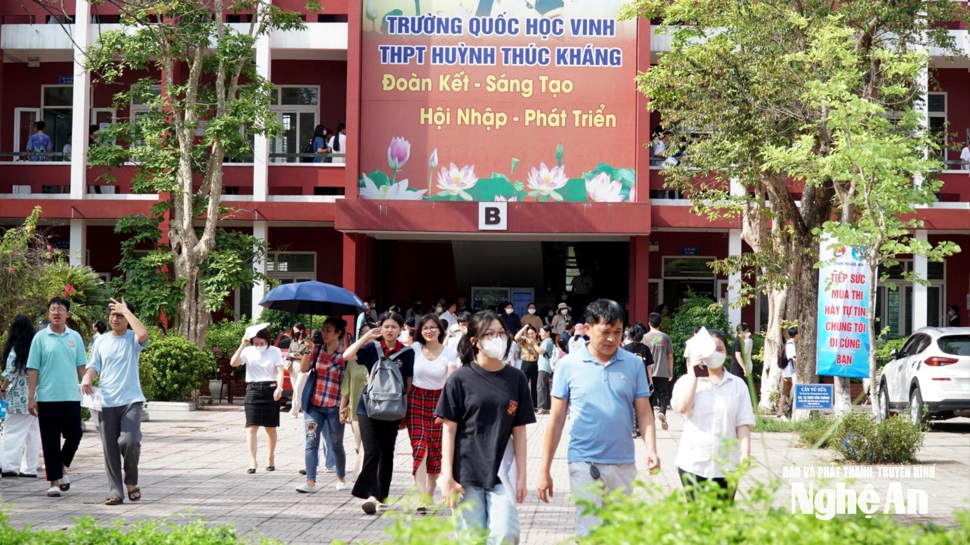 Trường THPT Huỳnh Thúc Kháng luôn là trường có số lượng thí sinh đăng ký đông và điểm chuẩn cao nhất của tỉnh Nghệ An. Ảnh: PV