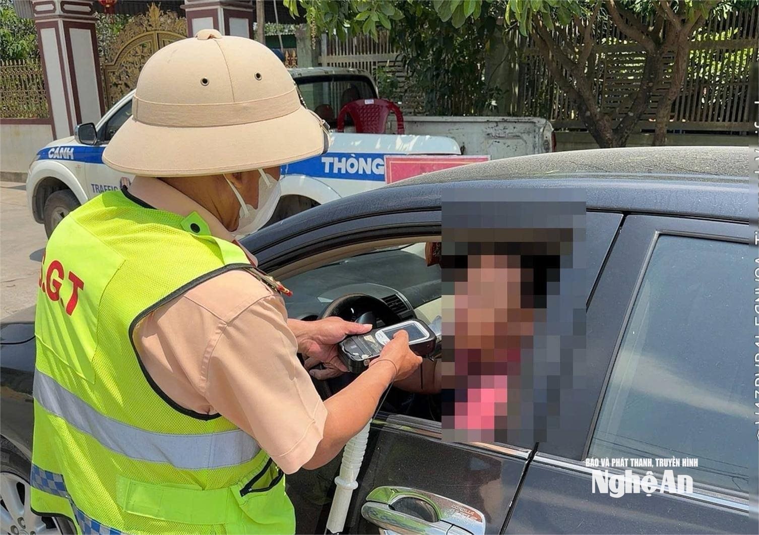 Cảnh sát giao thông kiểm tra nồng độ cồn đối với người điều khiển phương tiện. Ảnh: P.V