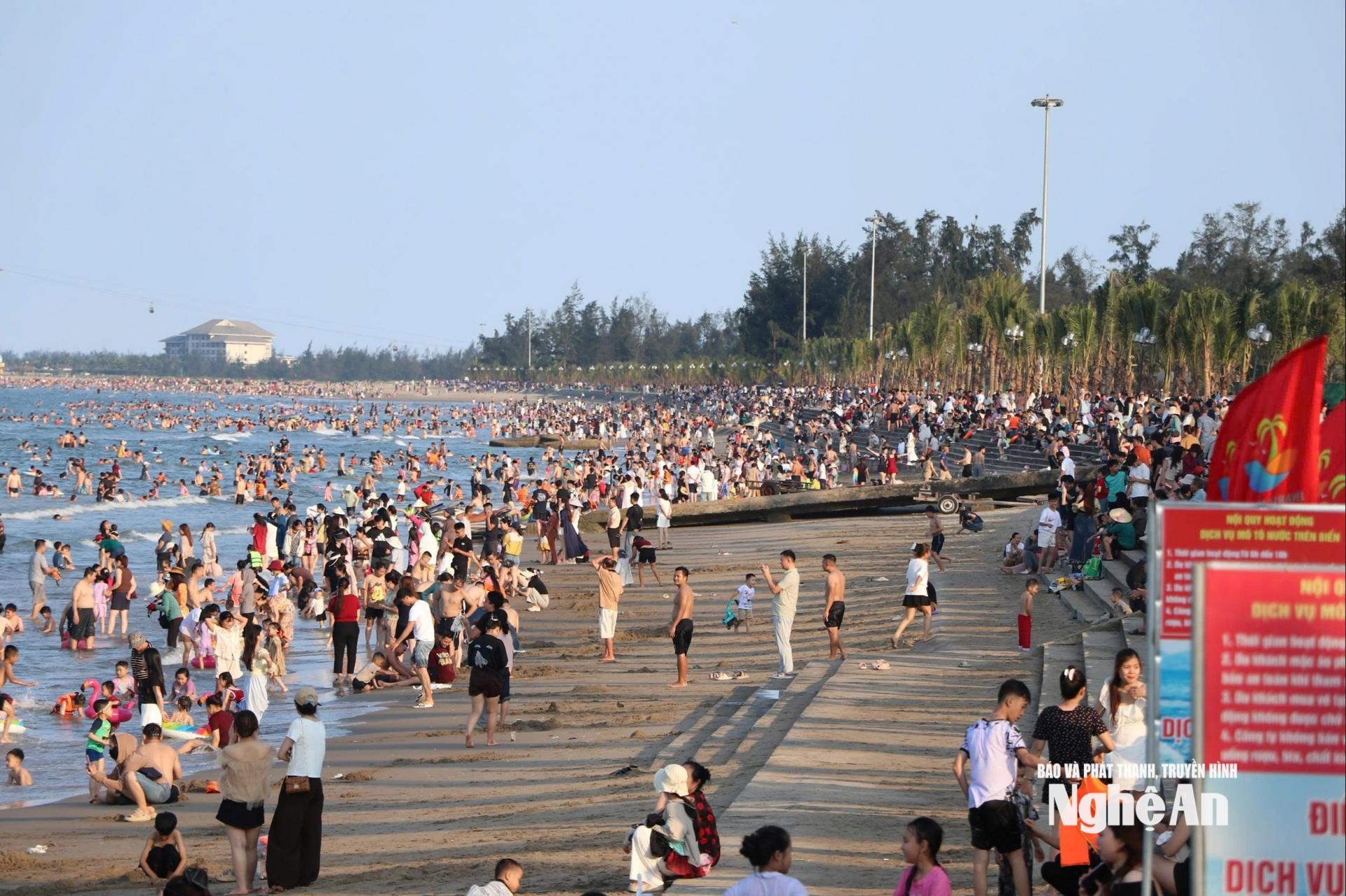 Bãi biển Cửa Lò đông nghẹt người trong những ngày nghỉ lễ. Ảnh: Quang An