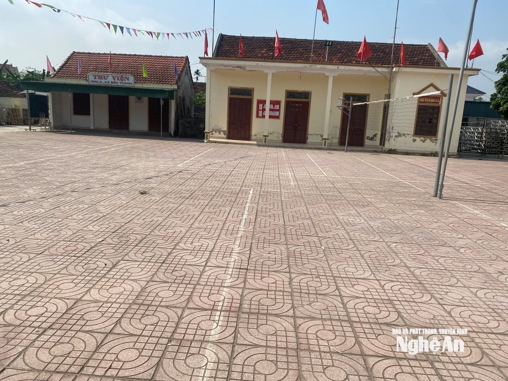Sân Nhà Văn hóa xóm Bắc Thành, xã Quan Thành bỏ trống mà người dân không mang lúa đến phơi. Ảnh: Hải An