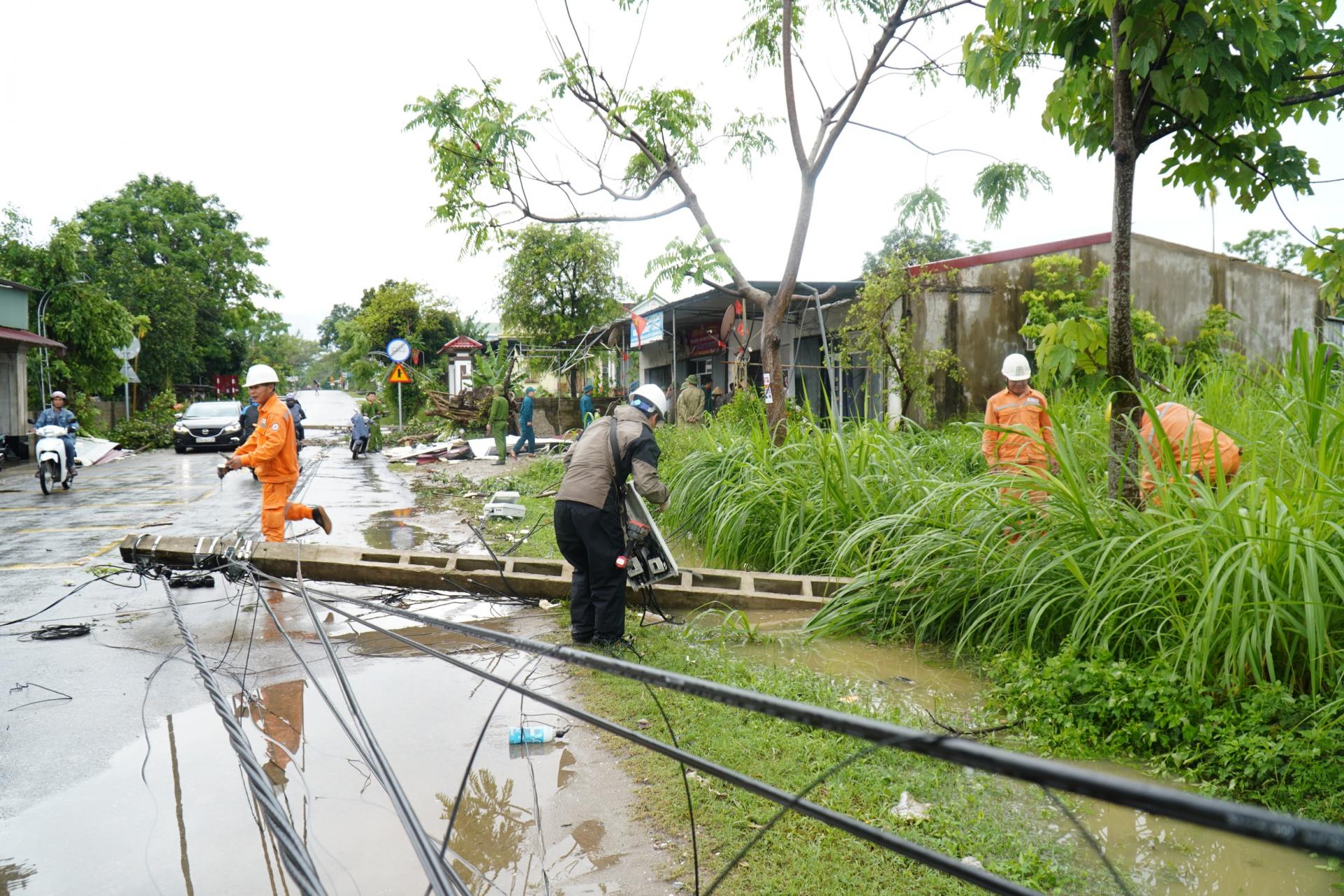 Ngành điện nỗ lực thay thế các cột điện bị đổ gãy, sớm cấp điện lại cho người dân.