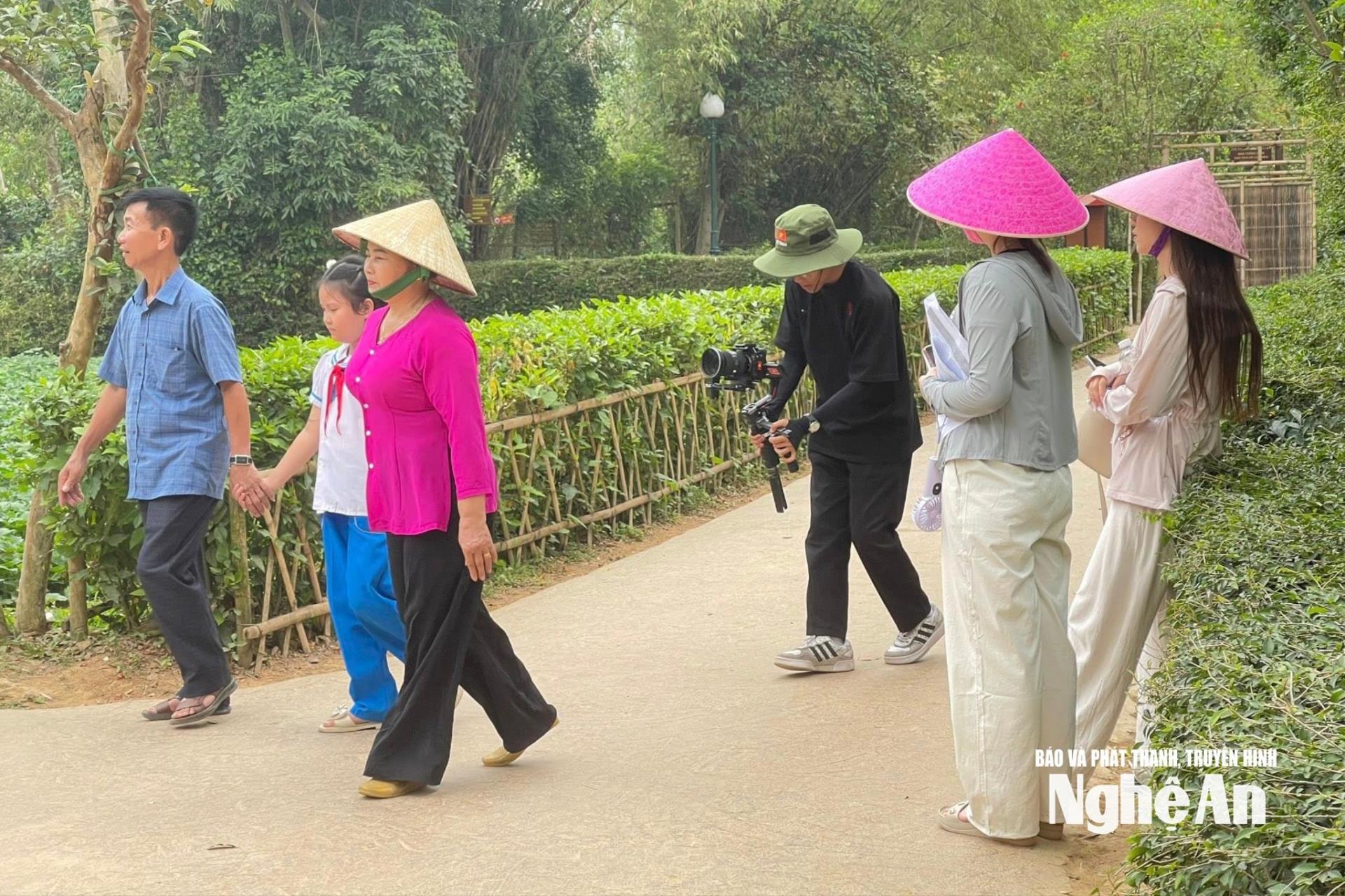 Một hoạt động của nhóm truyền thông Lễ hội Làng Sen. Ảnh: NVCC