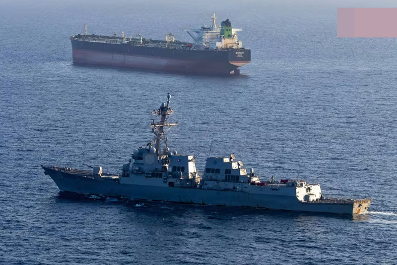 Tàu khu trục mang tên lửa dẫn đường USS Rafael Peralta (DDG 115) của Mỹ thực hiện lệnh phong tỏa hàng hải đối với một tàu mang cờ Iran đang cố gắng tiến vào một cảng của Tehran. Ảnh: Hải quân Mỹ