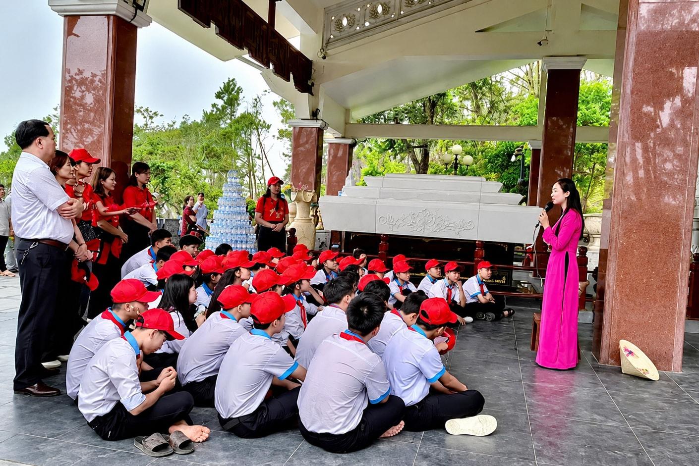 Trần Thị Thanh Thùy thuyết minh cho du khách tại Khu di tích Kim Liên. Ảnh: Minh Quân