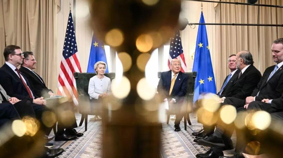 Tổng thống Mỹ Donald Trump và Chủ tịch Liên minh châu Âu Ursula von der Leyen đã hoàn tất thỏa thuận tại Turnberry, Scotland vào năm 2025. Ảnh: AFP
