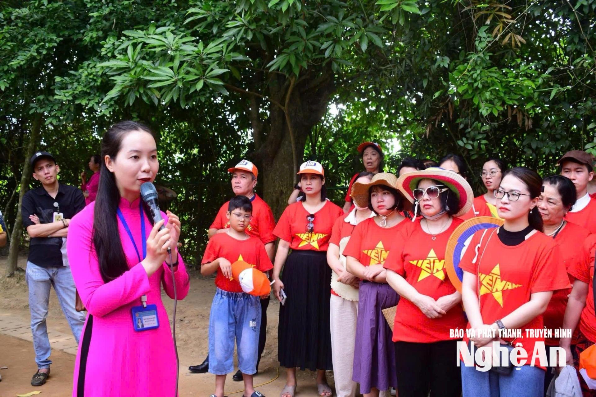 Bằng sự chân thành và cảm xúc trong từng lời kể, nữ thuyết minh viên trẻ góp phần đưa những câu chuyện về Bác đến gần hơn với du khách. Ảnh: Minh Quân