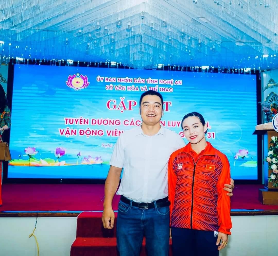 Vận động viên cử tạ Phạm Thị Hồng Thanh và huấn luyện viên Vũ Đức Hoàng. Ảnh tư liệu