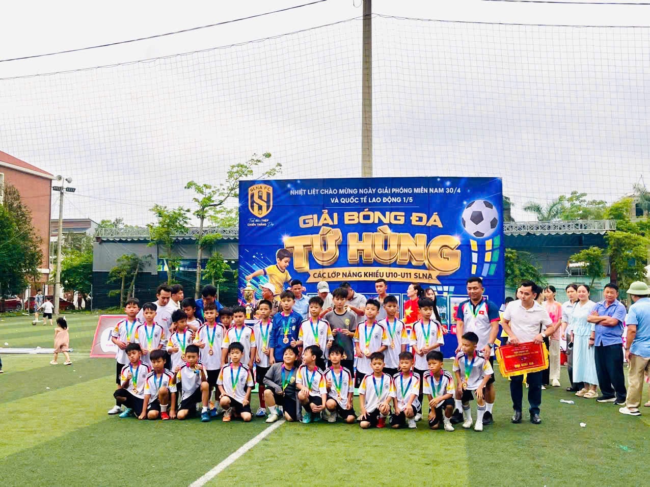 Nhi đồng phường Hoàng Mai đang tích cực tập luyện để hướng đến mùa giải năm nay. Ảnh: NVCC