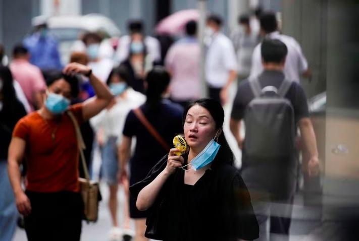 Người phụ nữ sử dụng quạt ở Thượng Hải, Trung Quốc trong đợt nắng nóng kỷ lục. Ảnh: Reuters