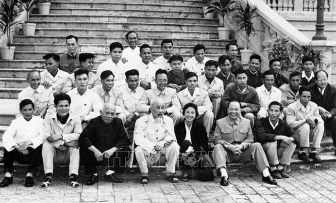 Chủ tịch Hồ Chí Minh, Phó Chủ tịch Tôn Đức Thắng và đồng chí Trường Chinh chụp ảnh lưu niệm với nhóm phóng viên thông tấn, báo chí phục vụ Đại hội lần thứ III của Đảng (năm 1960) - Ảnh tư liệu