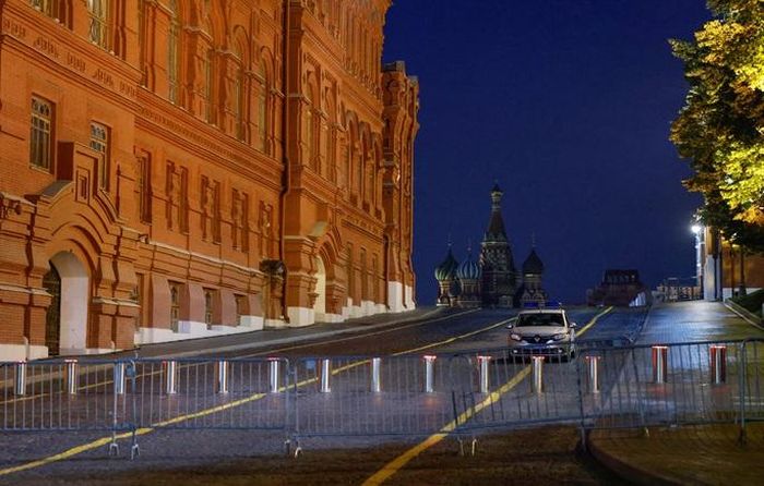 Hàng rào an ninh trên Quảng trường Đỏ ở trung tâm Moscow - Nga hôm 24-6. Ảnh: REUTERS