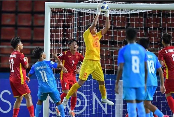 Hàng thủ U-17 Việt Nam trong trận hòa U-17 Ấn Độ 1-1. Ảnh: AFC