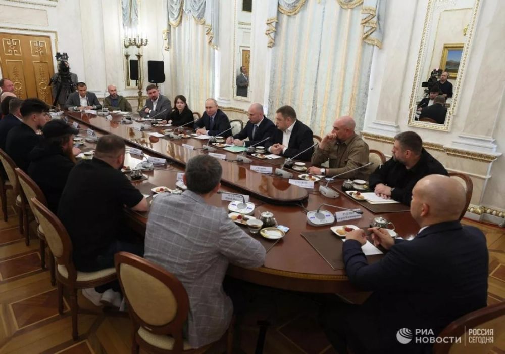 Tổng thống Nga V.Putin tại cuộc gặp với các phóng viên chiến trường (Nguồn: rianovosti)
