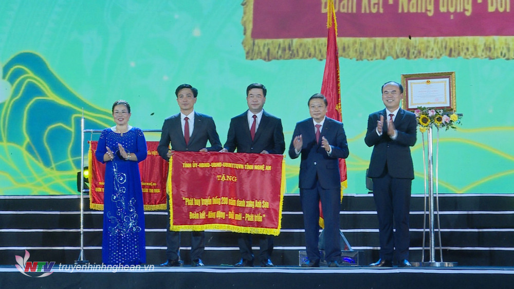 Đồng chí Lê Hồng Vinh - Phó Chủ tịch Thường trực UBND tỉnh trao tặng Bức trướng của Tỉnh ủy, HĐND, UBND, Ủy ban MTTQ tỉnh cho Đảng bộ, chính quyền và nhân dân huyện Anh Sơn.