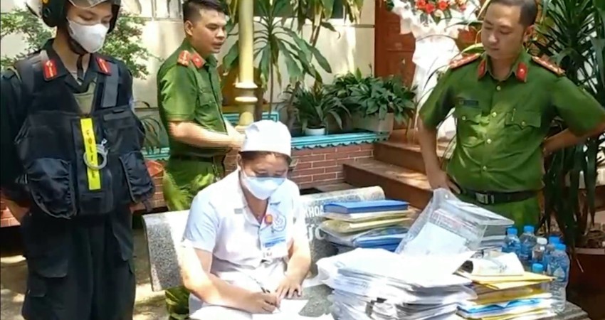 Công an khám xét một phòng khám đa khoa tại phường Tân Hiệp, TP Biên Hòa. Ảnh: VH