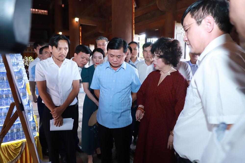 Bí thư Tỉnh ủy Thái Thanh Quý và các đồng chí lãnh đạo tỉnh nghe báo cáo về quy hoạch, vị trí triển khai dự án Khu du lịch sinh thái, văn hóa, tâm linh núi Chung và dự án Làng Bình Yên.