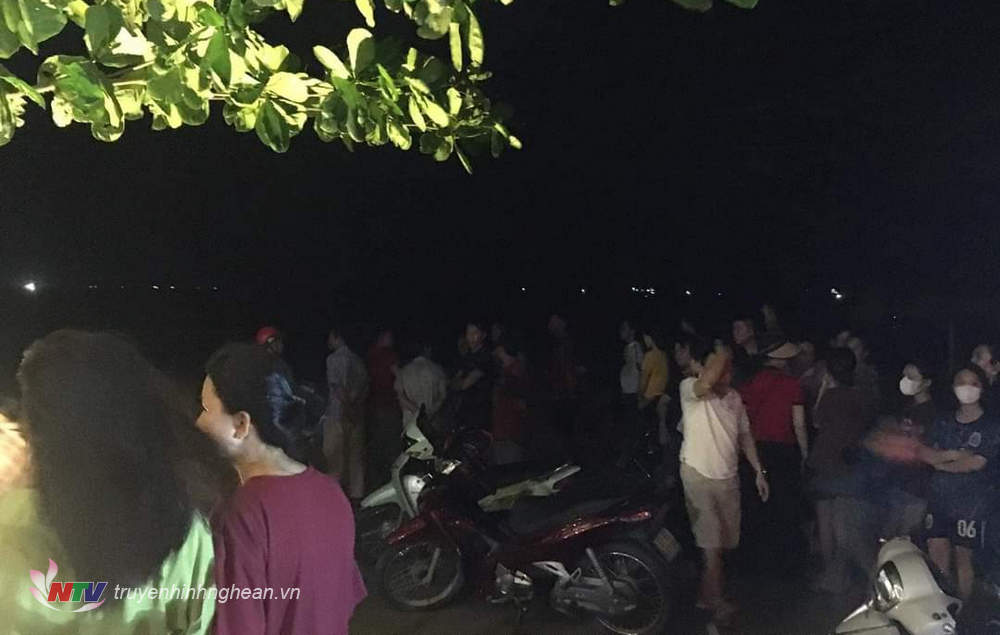 Người dân tập trung tại bãi biển xã Quỳnh Minh để tìm kiếm thi thể cháu N.T.S. 