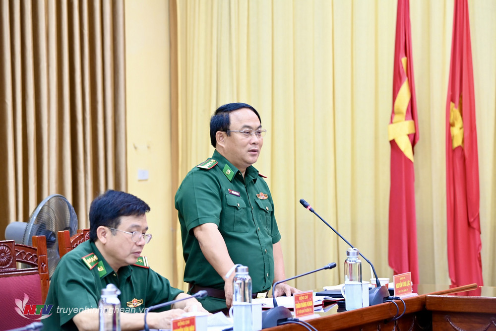 Đại tá Nguyễn Công Lực, Ủy viên Ban Chấp hành Đảng bộ tỉnh, Chỉ huy trưởng BĐBP tỉnh góp ý kiến vào dự thảo nghị quyết lãnh đạo thực hiện nhiệm vụ 6 tháng cuối năm 2023 của Đảng ủy BĐBP