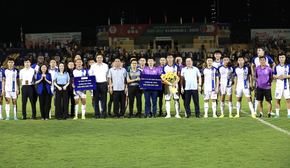 Các đồng chí lãnh đạo tỉnh Nghệ An tặng hoa chúc mừng Câu lạc bộ Sông Lam Nghệ An. Tập đoàn Tân Long và Công ty cổ phần Xây dựng Tân Nam trao thưởng cho đội chủ sân Vinh.