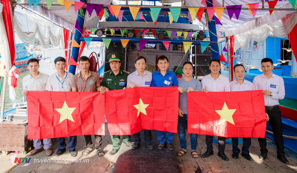 Đồn Biên phòng Quỳnh Phương, BĐBP Nghệ An cùng cấp ủy chính quyền địa phương tặng cờ Tổ quốc cho các ngư dân tổ tàu thuyền an toàn vươn khơi, bám biển.