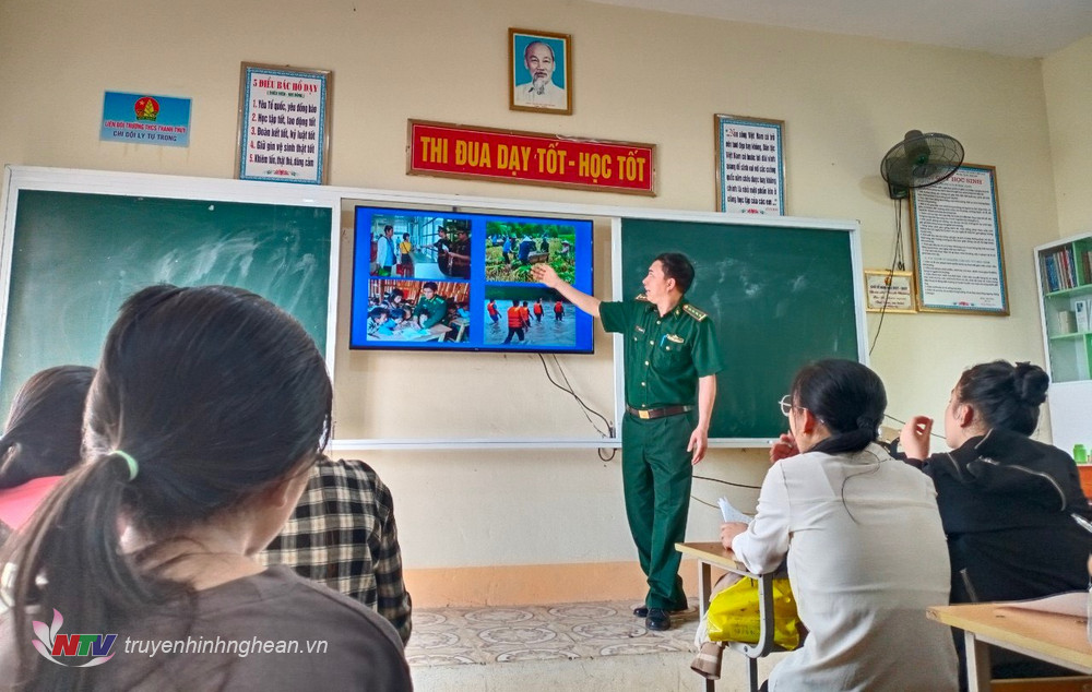 Đồn Biên phòng cửa khẩu Thanh Thủy, BĐBP Nghệ An tuyên truyền về biên giới cho học sinh lớp 9 tại địa bàn đơn vị đóng quân