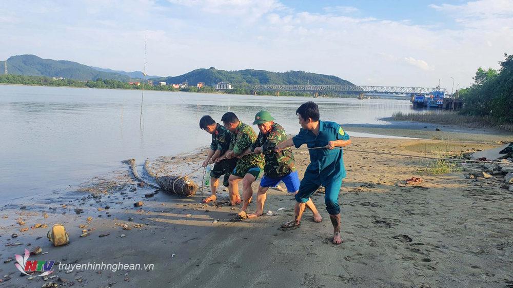 Ban chỉ huy quân sự huyện thành phố Vinh, lực lượng Dân quân khối 13 phường Bến Thủy tiến hành trục vớt bom.
